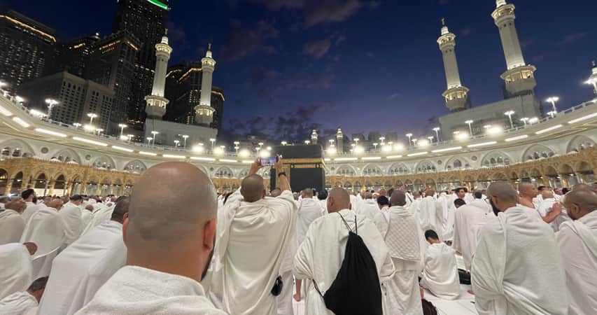 طواف کعبه با لباس احرام در حج عمره طواف کعبه با لباس احرام در حج عمره
